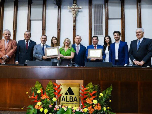 Deputado Adolfo Menezes entrega títulos de cidadania baiana a delegados da Polícia Federal