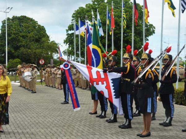 Ivana Bastos é a primeira presidente na história a passar em revista à Tropa de Honra da PM