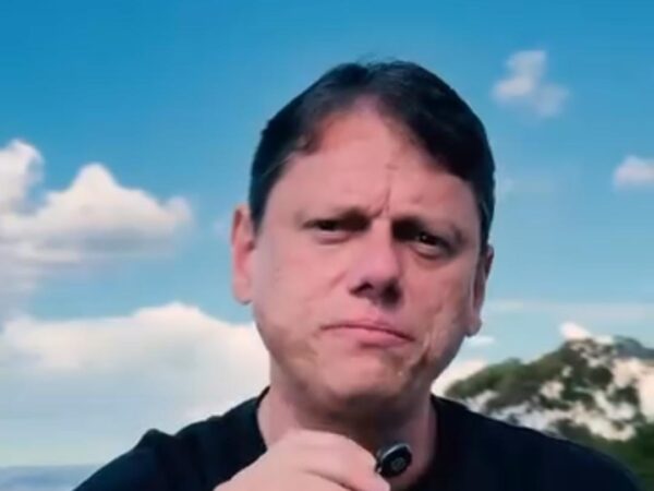 Tarcísio reage a desfile e fala em “dois pesos e duas medidas” na política
