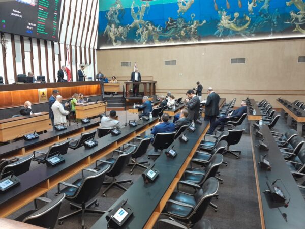 Deputado Robinho cobra conclusão de asfaltamento e denuncia conflitos fundiários no extremo sul