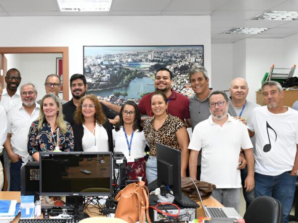 Presidente Ivana Bastos visita nova sala da Ascom