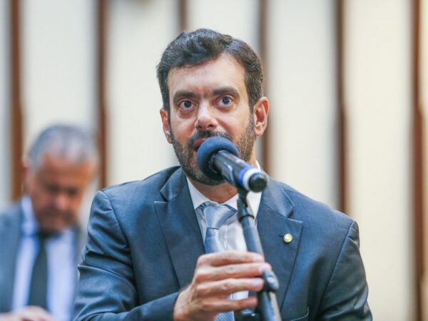 Tiago Correia rebate Olívia Santana e sai em defesa de Edson Gomes: “ele sempre defendeu a liberdade humana”