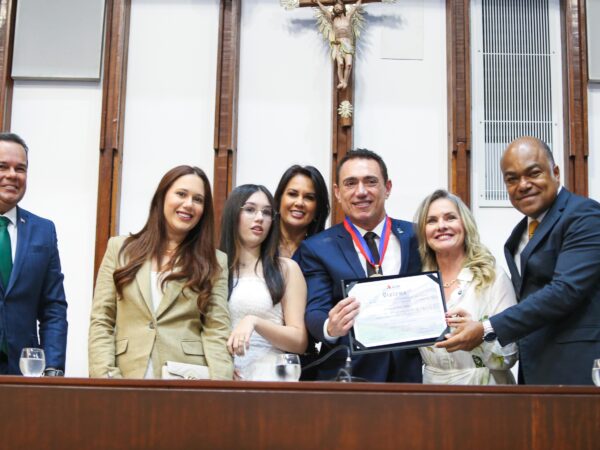 Ivana Bastos homenageia diretor da Agência Nacional de Águas, Leonardo Góes, com a comenda 2 de Julho