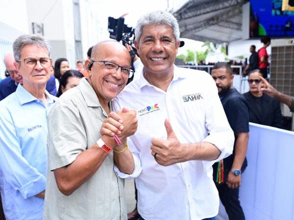 Ao lado de Jerônimo, Suíca participa da entrega de 148 unidades do Minha Casa, Minha Vida em Dias d’Ávila