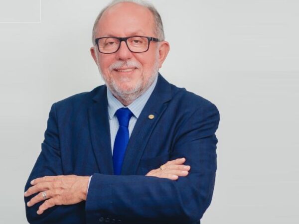 Arimatéia parabeniza Santa Casa de Misericórdia de Feira de Santana