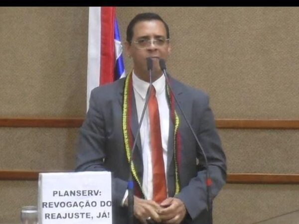 Hilton Coelho critica extrema direita, cobra transparência no Planserv e rebate discurso de Robinho na Alba