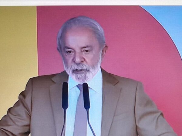 Lula pede “boa vontade” de governadores para reduzir ICMS de combustíveis