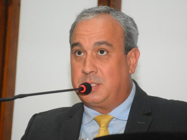 Vitor Azevedo oficializa mudança de partido