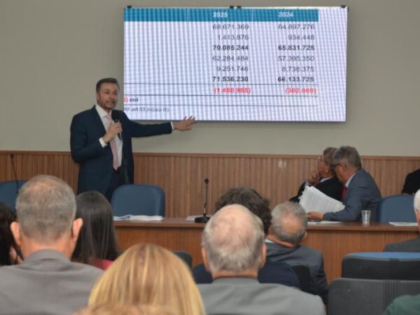 Secretário da Fazenda garante na ALBA que Bahia manteve o equilíbrio fiscal em 2025