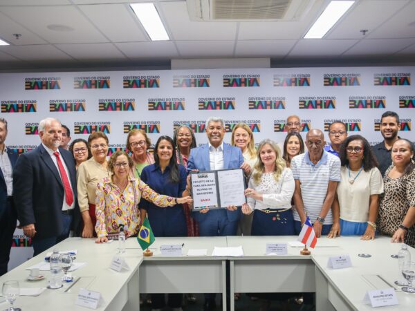 Ivana Bastos recebe projeto de lei que reajusta o piso salarial dos professores em 3,3% retroativos a fevereiro