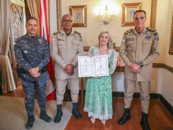 “Estamos homenageando uma guerreira do povo”, afirma comandante na entrega da Medalha Três Marias à presidente da ALBA, deputada Ivana Bastos