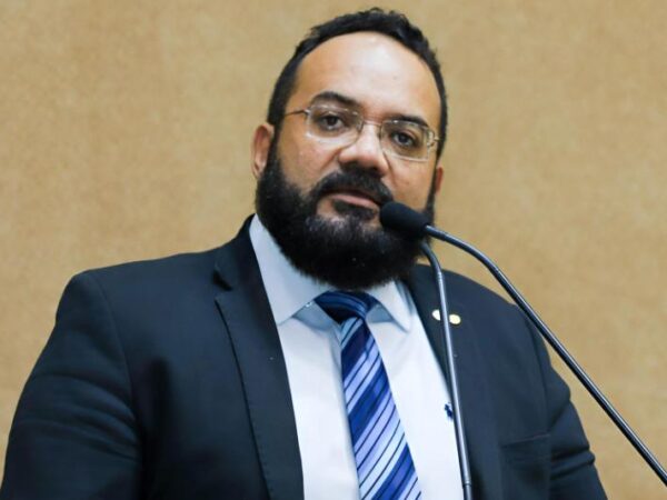 Em moção na ALBA, Leandro de Jesus questiona indicação de Messias ao STF