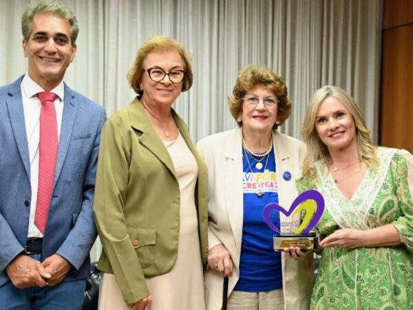 Ivana Bastos recebe Troféu Parlamentar do Coração, do Hospital Martagão Gesteira