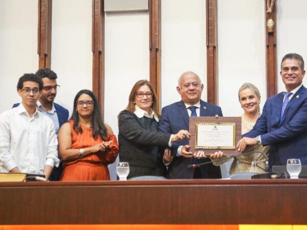 Ivana Bastos celebra trajetória do presidente da FIEB, em sessão de entrega do título de Cidadão Baiano 