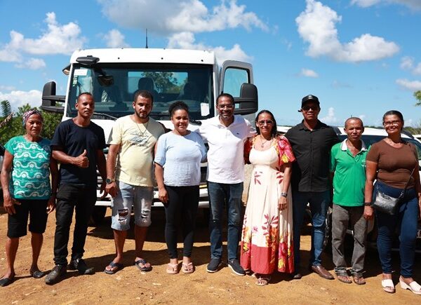 Deputado Márcio Marinho entrega caminhão e veículo a pescadores de Valença (BA)
