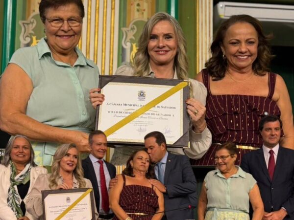Ivana Bastos recebe título de cidadã soteropolitana em sessão solene na Câmara de Salvador
