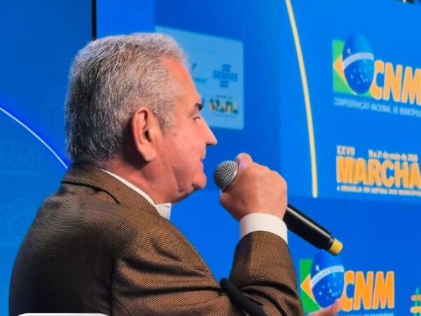 Senador Angelo Coronel cobra tramitação de PEC em defesa dos municípios durante Marcha em Brasília