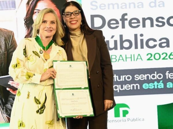 Ivana Bastos recebe Medalha de Honra ao Mérito Defensorial e emociona ao destacar a força das mulheres e o papel da Defensoria Pública