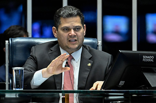 Lula decide não promulgar vetos derrubados pelo Congresso e medida deve ficar nas mãos de Alcolumbre