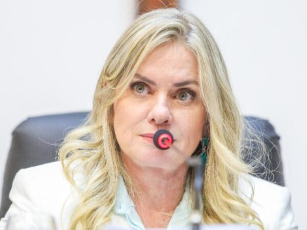 Ivana Bastos comemora a chegada dos equipamentos para início da construção da ponte Salvador-Itaparica
