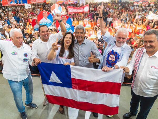 Jeronimo demostra força em Feira de Santana e reúne mais de 20 prefeitos no território