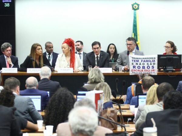 Fim da escala 6×1: relator propõe jornada de 40h semanais com transição de 14 meses; votação será nesta quarta