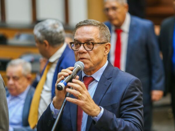 “Quando é que os humilhados da fila da regulação serão exaltados, Jerônimo?”, questiona Luciano Ribeiro