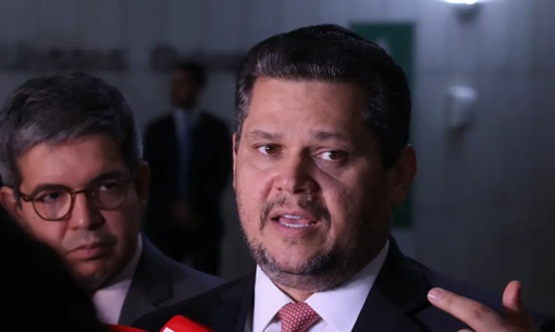Alcolumbre mantém PEC 6×1 travada em semana esvaziada no Senado