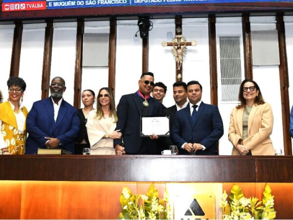 Xanddy Harmonia recebe Comenda 2 de Julho em sessão marcada pela emoção