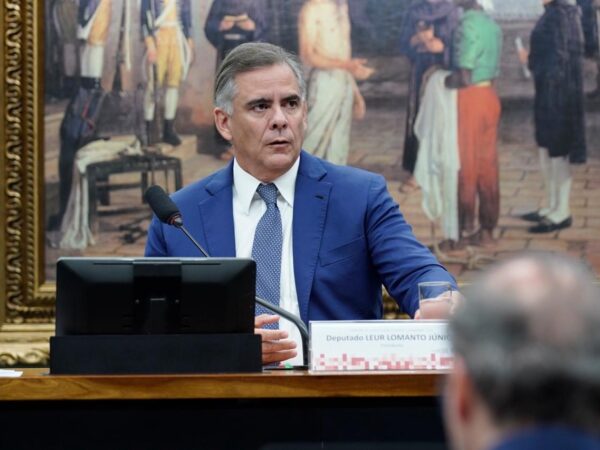Leur Lomanto Jr. conduz aprovação de PEC que reduz teto do IPVA na CCJ