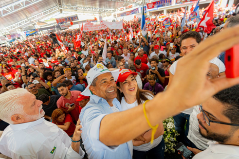 Jerônimo reúne multidão e 33 prefeitos e ex-prefeitos em demonstração de força política no PGP de Bom Jesus da Lapa