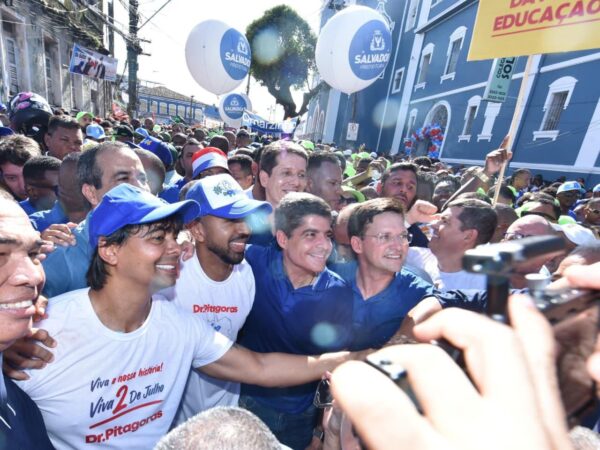 Após investidas do governo, prefeito de Candeias desfila ao lado de ACM Neto e Dr. Pitágoras