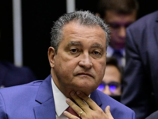 Mesmo em campanha, Rui Costa é autorizado a continuar recebendo salário de R$ 46,3 mil do governo federal, diz jornal