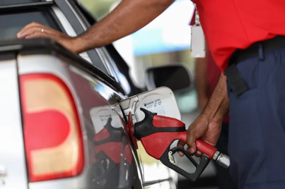 Gasolina registra leve alta, gás de cozinha fica mais barato e diesel mantém estabilidade, aponta ANP