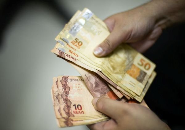 Salário mínimo pode chegar a R$ 1.717 em 2027, prevê governo
