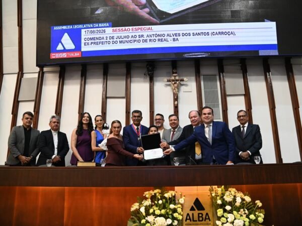ALBA homenageia ex-prefeito de Rio Real com a Comenda 2 de Julho