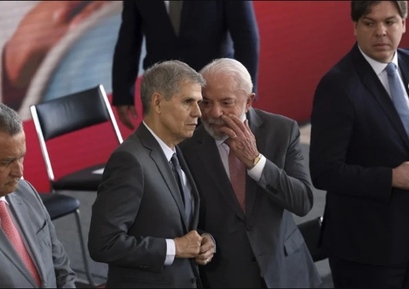 Lula mantém Sidônio Palmeira na Secom e deixa ministro fora do núcleo da campanha de 2026