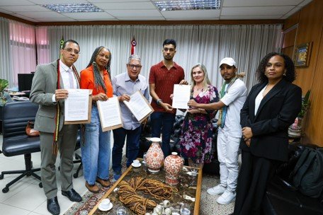 Dirigentes estudantis e parlamentares entregam ofício sobre o tumulto na Facom à Presidente da ALBA