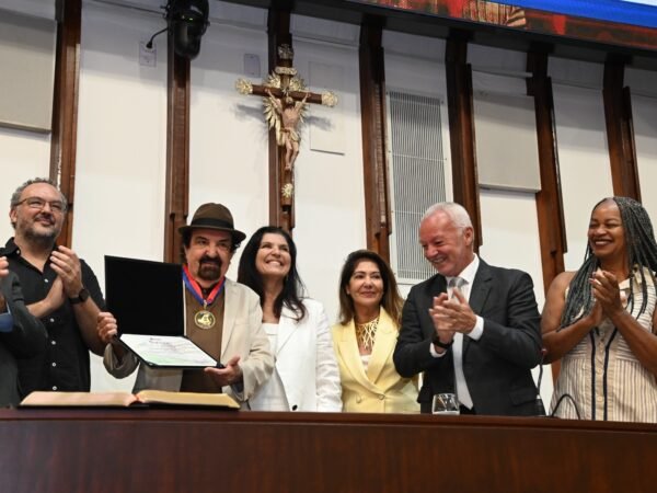 Paulinho Boca de Cantor recebe Comenda 2 de Julho e celebra 60 anos de música