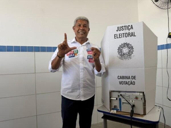 Jerônimo Rodrigues vota em Salvador ao lado de familiares e aliados