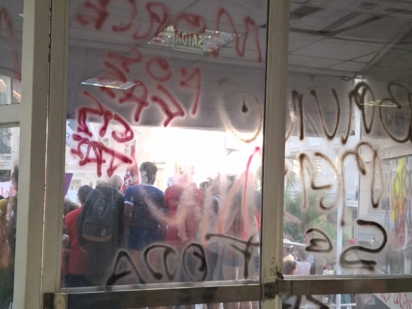 Vandalismo na sede da Prefeitura de Salvador leva à suspensão do expediente