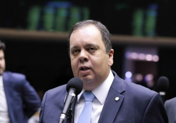 Mensagens indicam que Elmar Nascimento agradeceu a Vorcaro após entrega de pacote antes das eleições de 2024