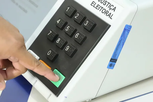 Eleitorado brasileiro no exterior cresce mais de 30% e bate recorde em 2026