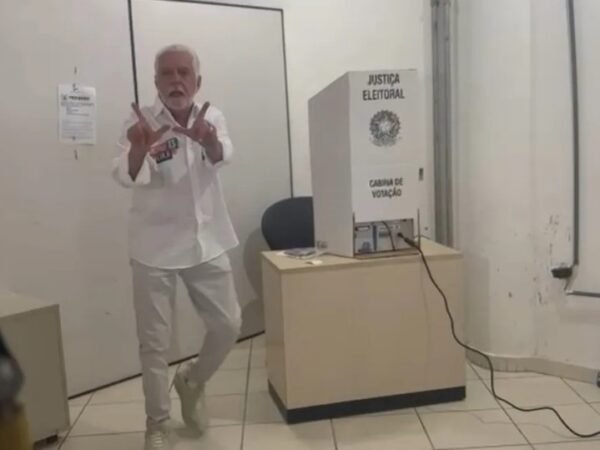 Jaques Wagner vota sozinho em Salvador antes de Jerônimo e Rui Costa